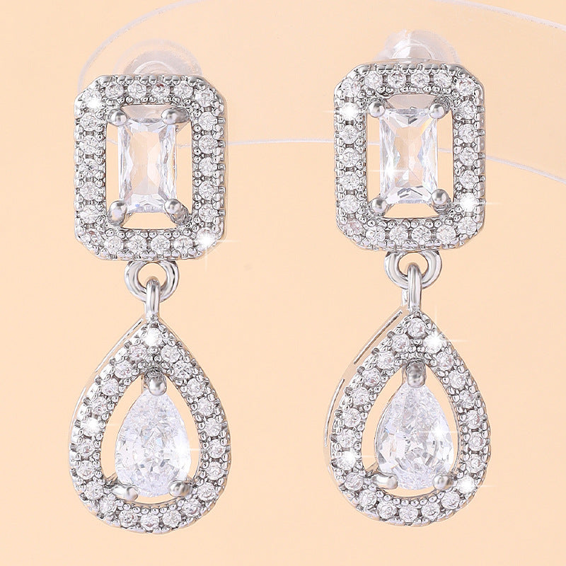 Elegant and luxurious, exquisite zircon micro-inlaid earrings