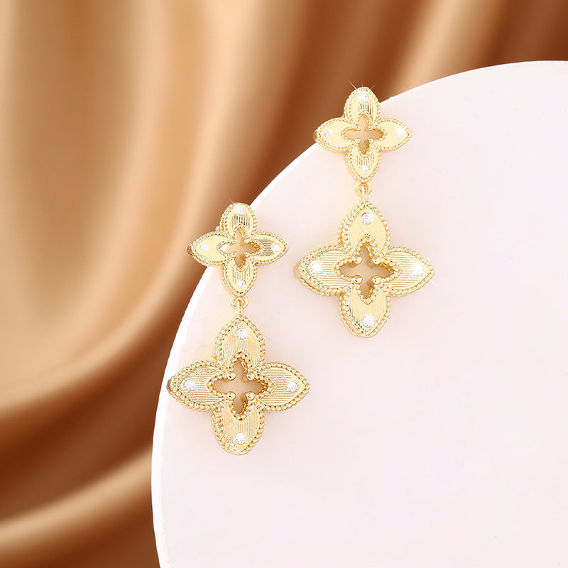 Hollow-out earrings for women, fashionable and versatile, with a light luxury style