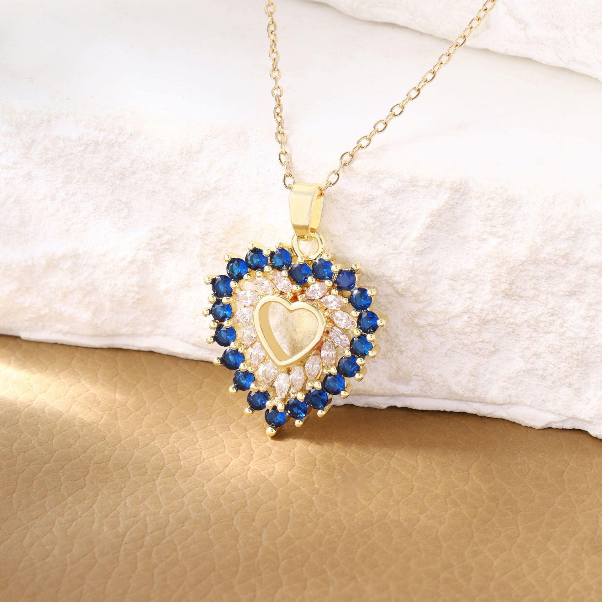 New style heart-shaped pendant necklace with high-end zircon micro-inlay