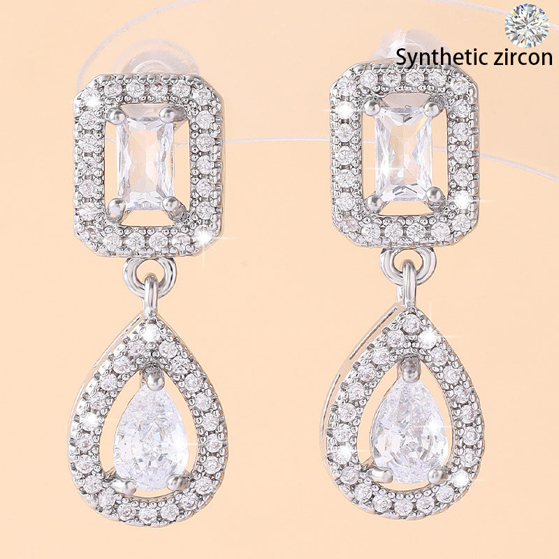 Elegant and luxurious, exquisite zircon micro-inlaid earrings