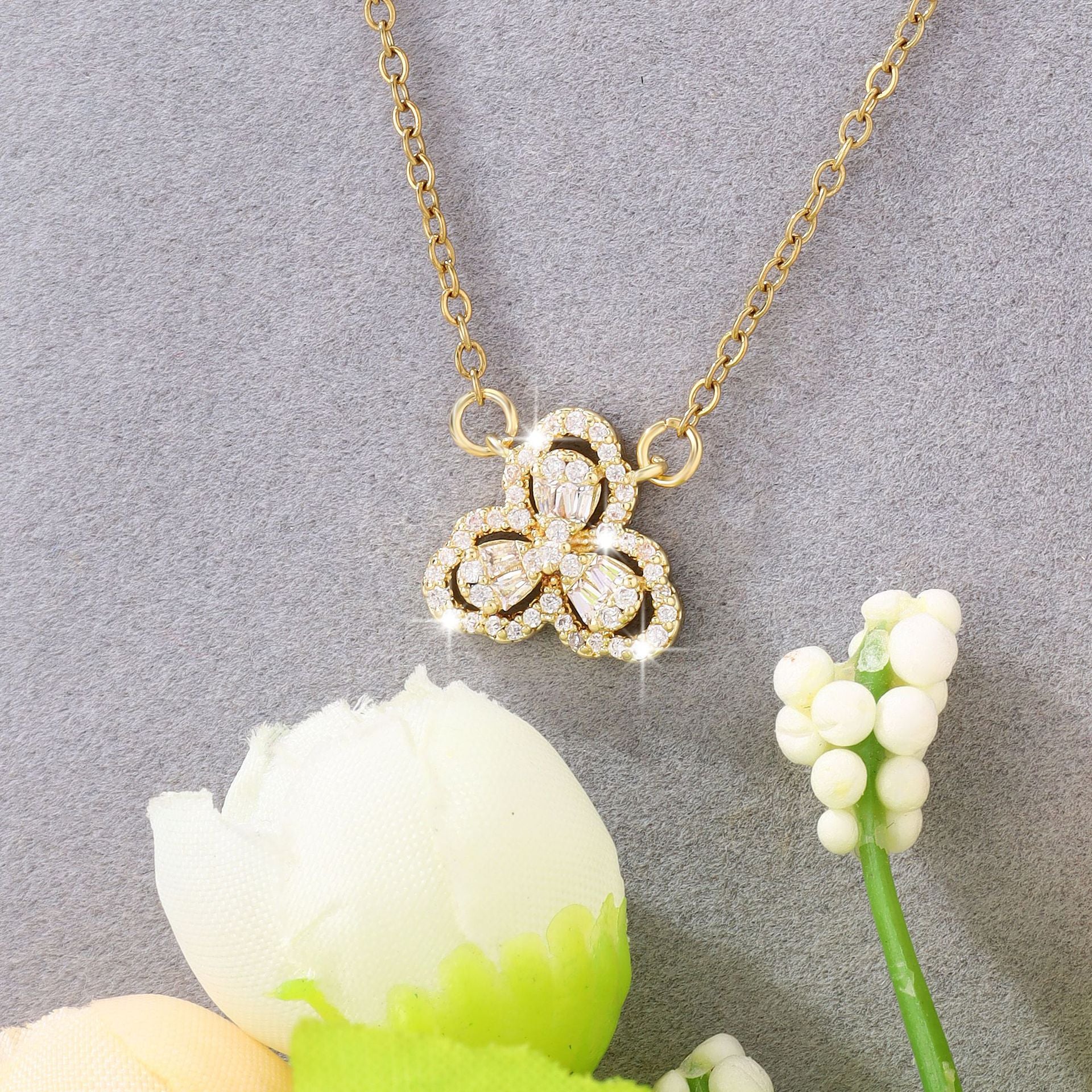 Lucky pendant zircon necklace